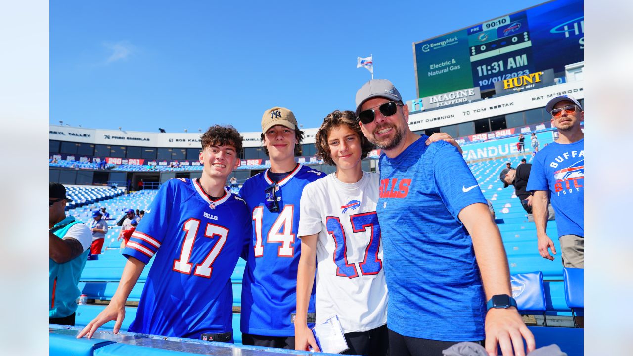 BUFFALO, USA, JANUARY 10, 2023: Miami Dolphins vs. Buffalo Bills. NFL Wild  Card Round 2023, Silhouette of fans supporting the team and cheering for th  Stock Photo - Alamy