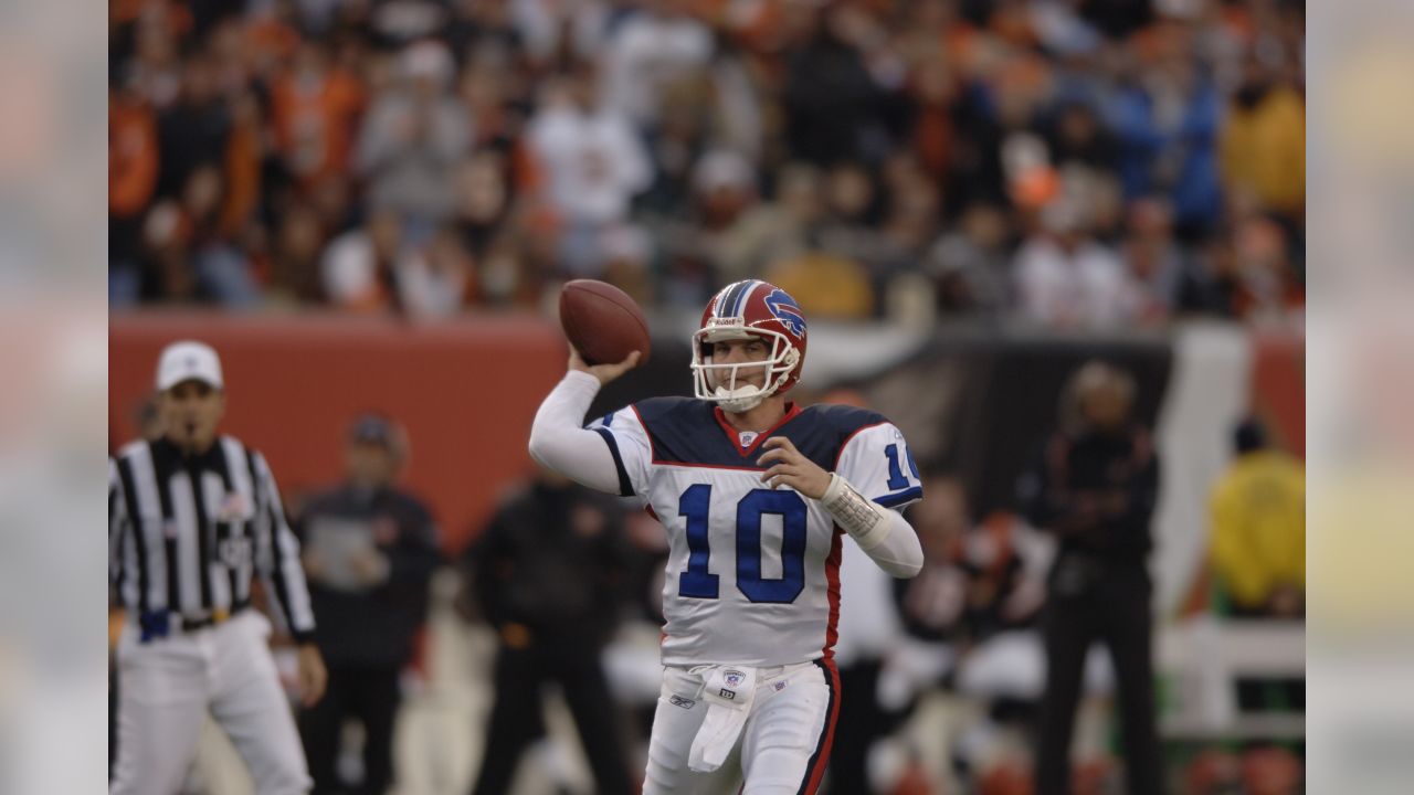 Buffalo Bills quarterback Kelly Holcomb looks for the pass against