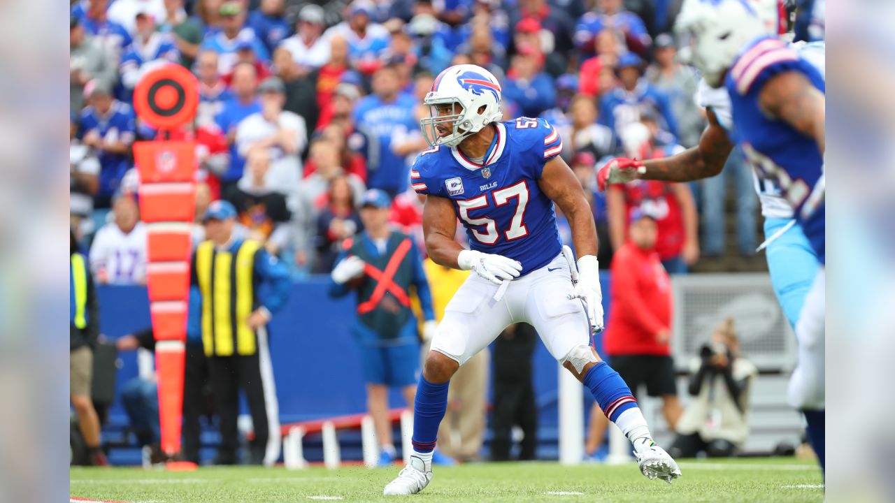 Buffalo Bills training camp: Lorenzo Alexander lends a helping hand