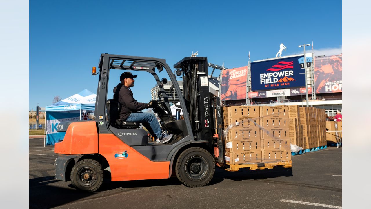 Photos: Broncos players help distribute Thanksgiving meals with Denver  Rescue Mission