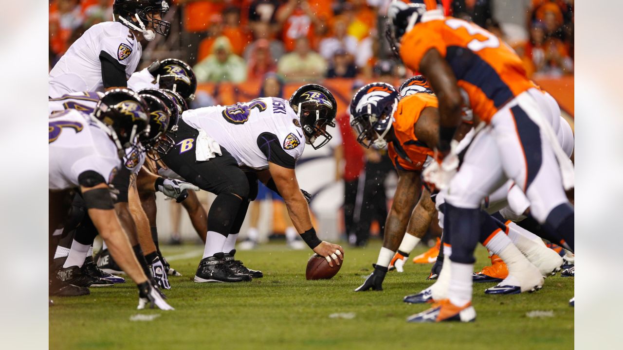 September 15, 2013: Denver Broncos quarterback Peyton Manning (18) signals  a touchdown during a week 2 NFL matchup between the Denver Broncos and the  Stock Photo - Alamy