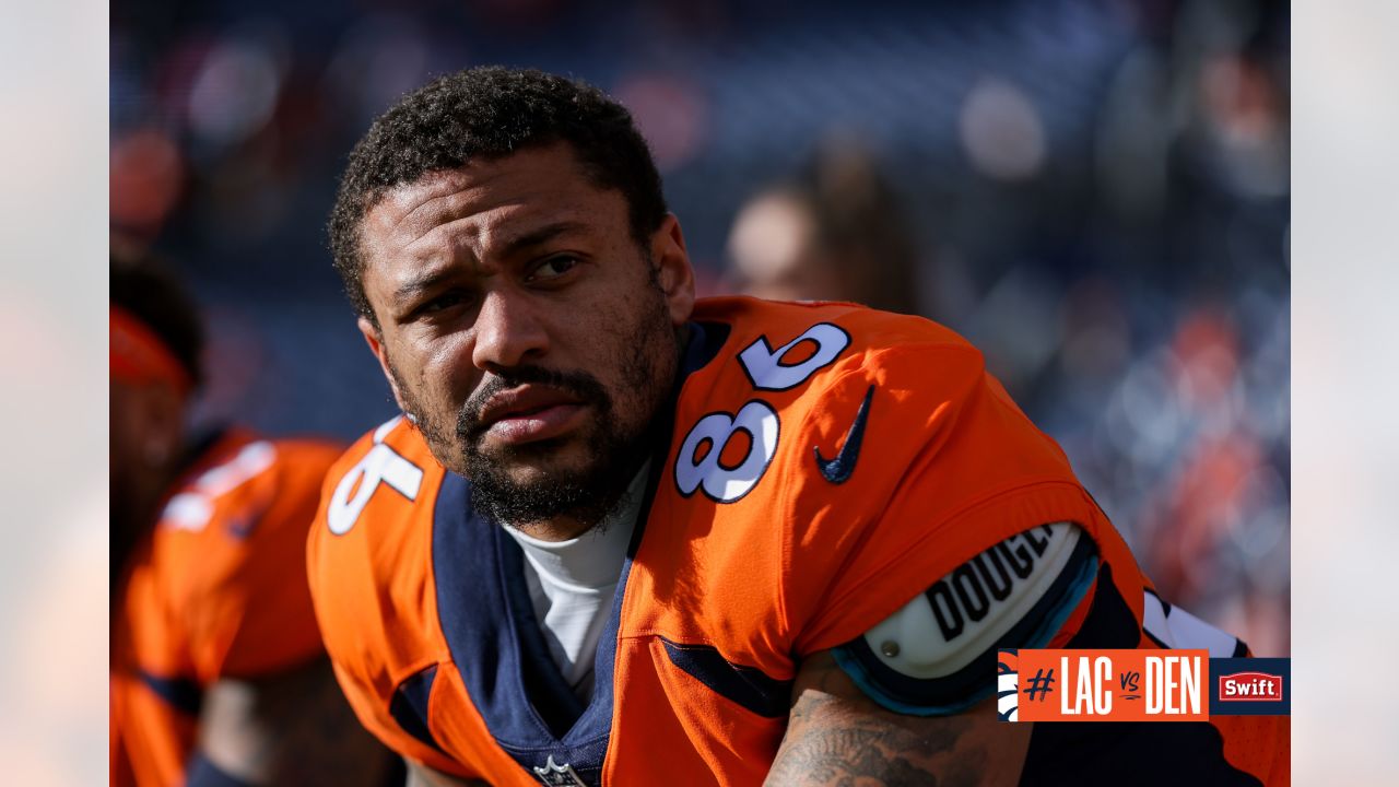 Photo: Broncos Russell Wilson Warms Up Prior to Game Against the Chargers -  LAP2022101702 