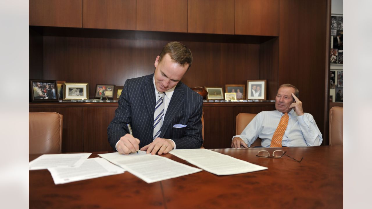 Broncos: Peyton Manning talking with team about contract