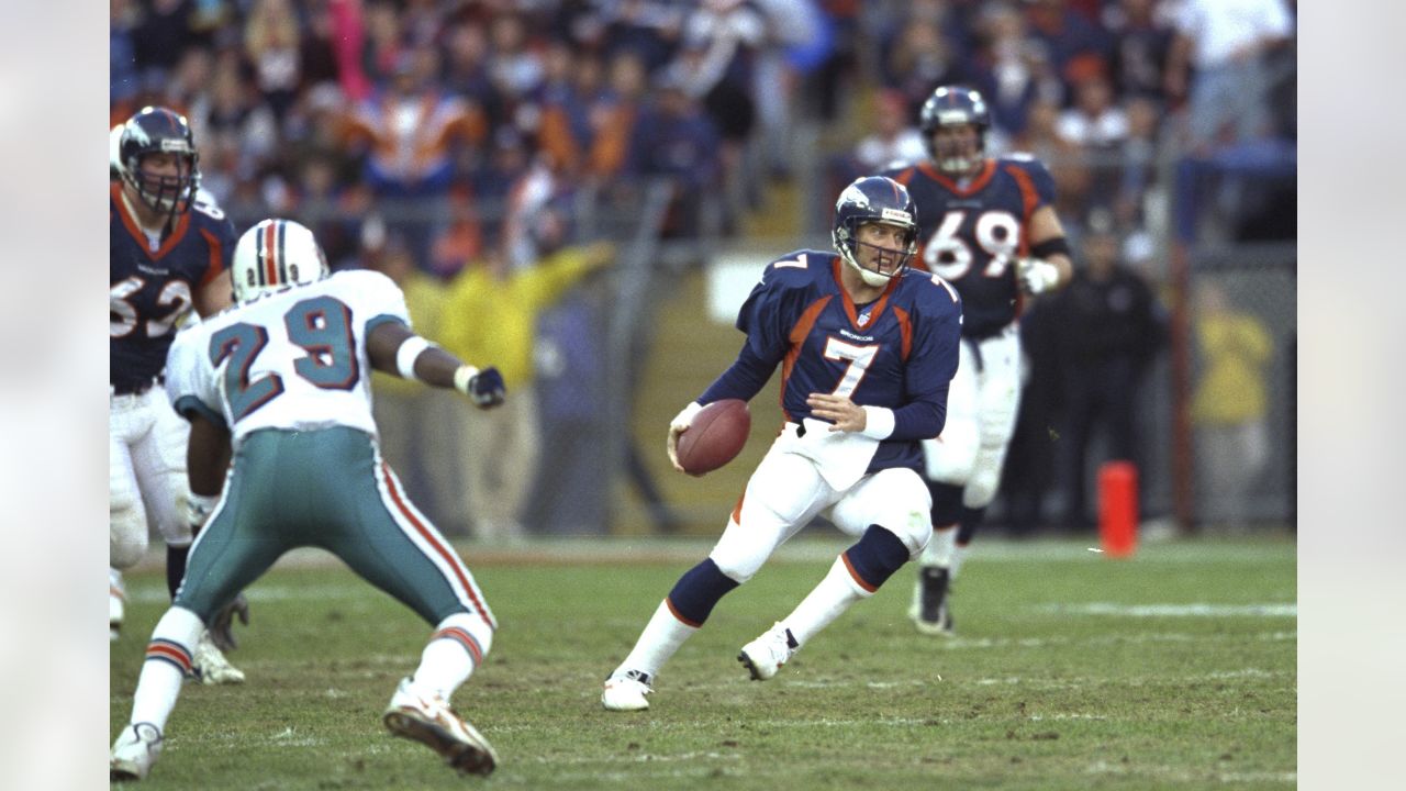 Mark Schlereth (69) and Tom Nalen (66) pass block – Denver Broncos