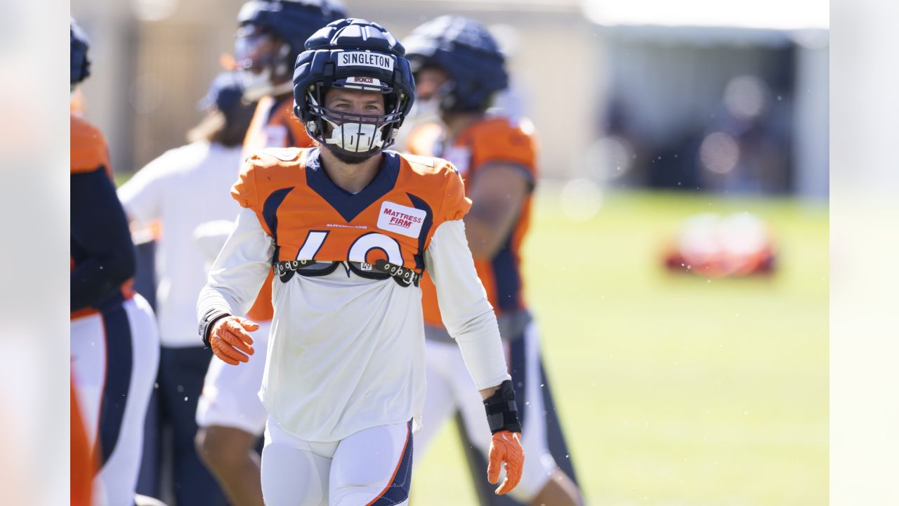 Denver Broncos guard Ben Powers warms up during an NFL football organized  training activity session Thursday, June 1, 2023, in Centennial, Colo. (AP  Photo/David Zalubowski Stock Photo - Alamy