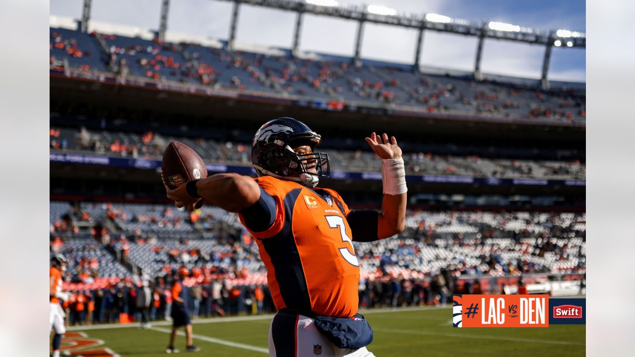 Pregame photos: Broncos arrive and prepare for Week 18 game vs. Chargers