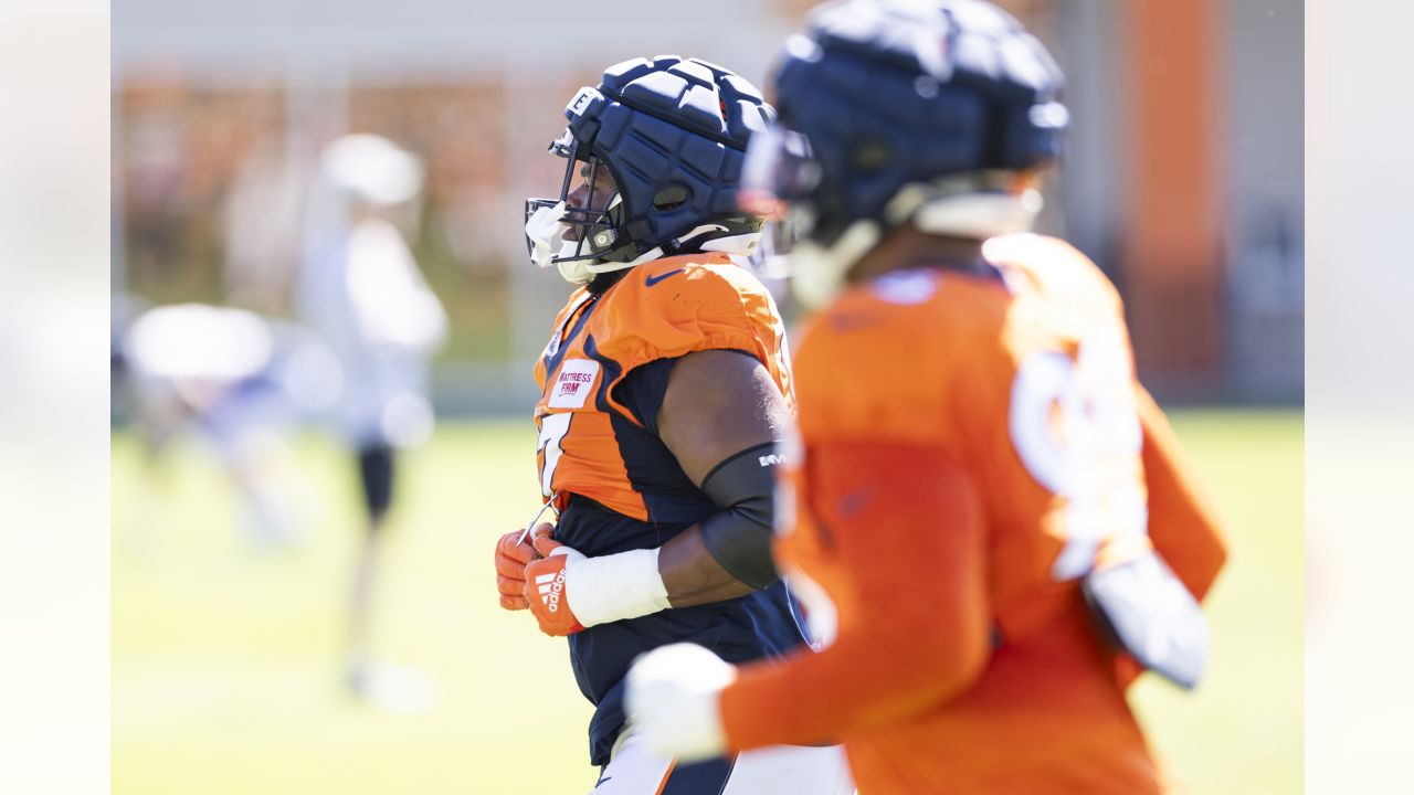 Denver Broncos guard Ben Powers warms up during an NFL football organized  training activity session Thursday, June 1, 2023, in Centennial, Colo. (AP  Photo/David Zalubowski Stock Photo - Alamy