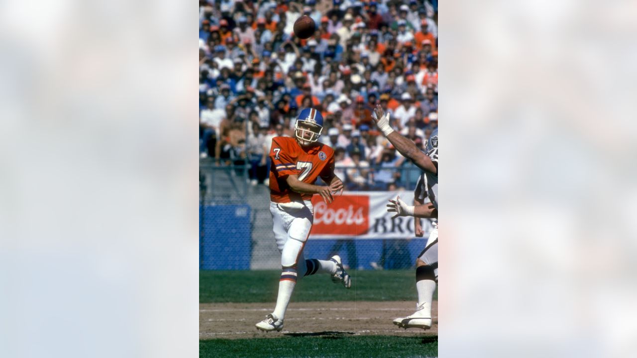 John Elway (7) celebrates with guard Mark Schlereth – Denver