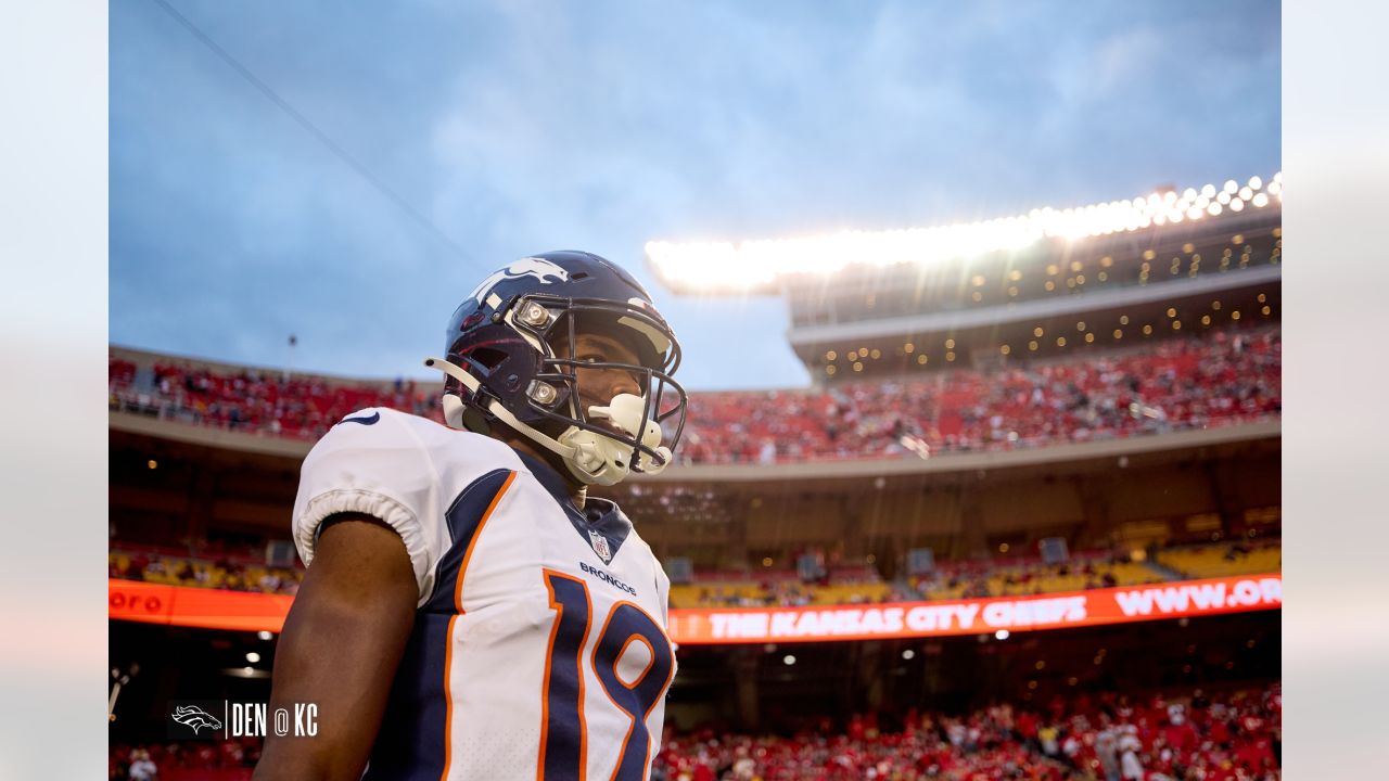 Pregame photos: Broncos arrive and prepare for Week 14 game vs. Chiefs