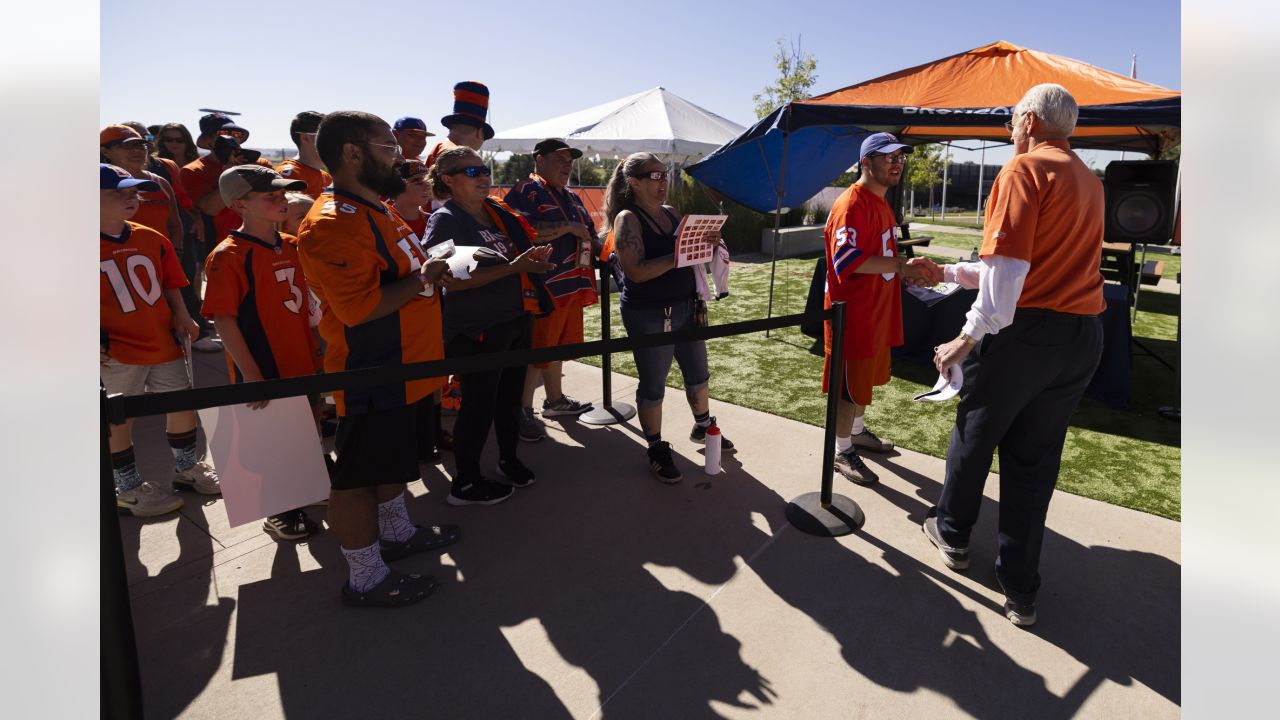 Denver Broncos guard Ben Powers warms up during an NFL football organized  training activity session Thursday, June 1, 2023, in Centennial, Colo. (AP  Photo/David Zalubowski Stock Photo - Alamy