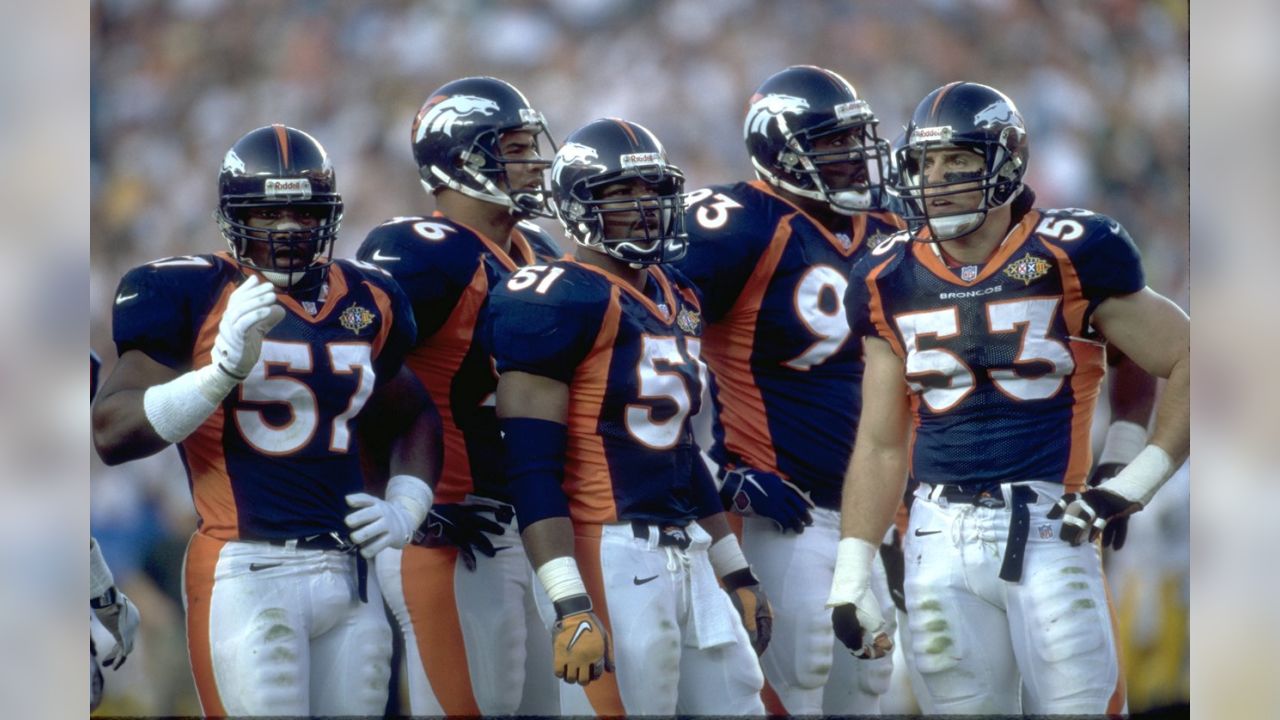 Linebacker Glenn Cadrez of the Denver Broncos in action during the