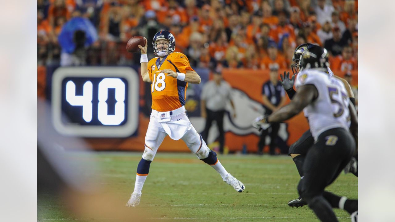 September 15, 2013: Denver Broncos quarterback Peyton Manning (18) signals  a touchdown during a week 2 NFL matchup between the Denver Broncos and the  Stock Photo - Alamy