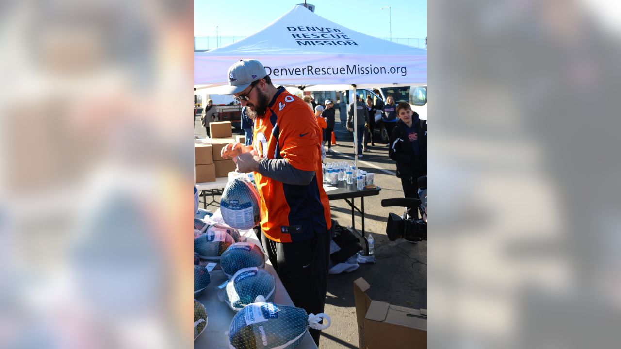 Photos: Broncos players help distribute Thanksgiving meals with Denver  Rescue Mission