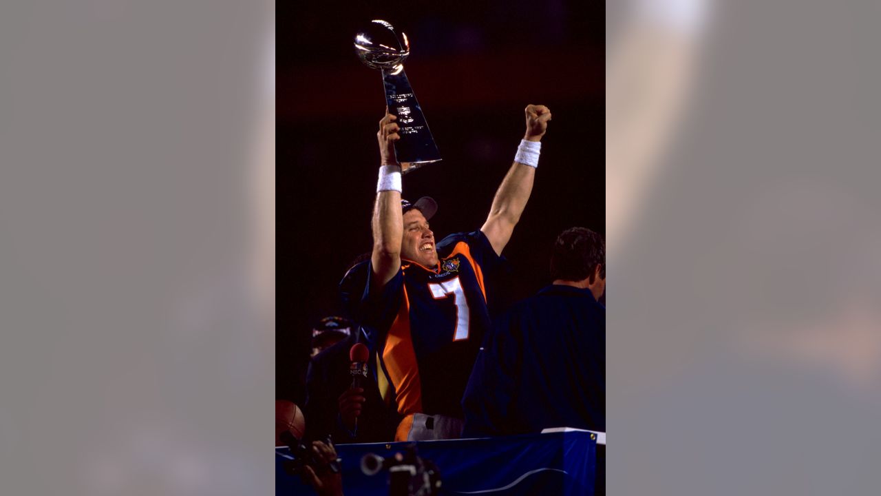 John Elway of the Denver Broncos holds up the Vince Lombardi trophy after  winning Super Bowl XXXII on 1/25/98 in San Diego, CA Broncos 31, Packers 24  Stock Photo - Alamy