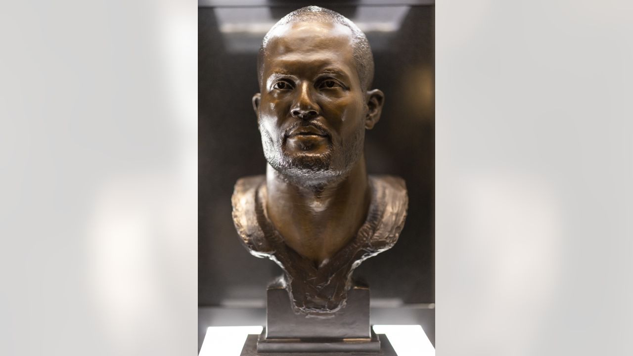 See what Peyton Manning's Pro Football Hall of Fame bust looks like