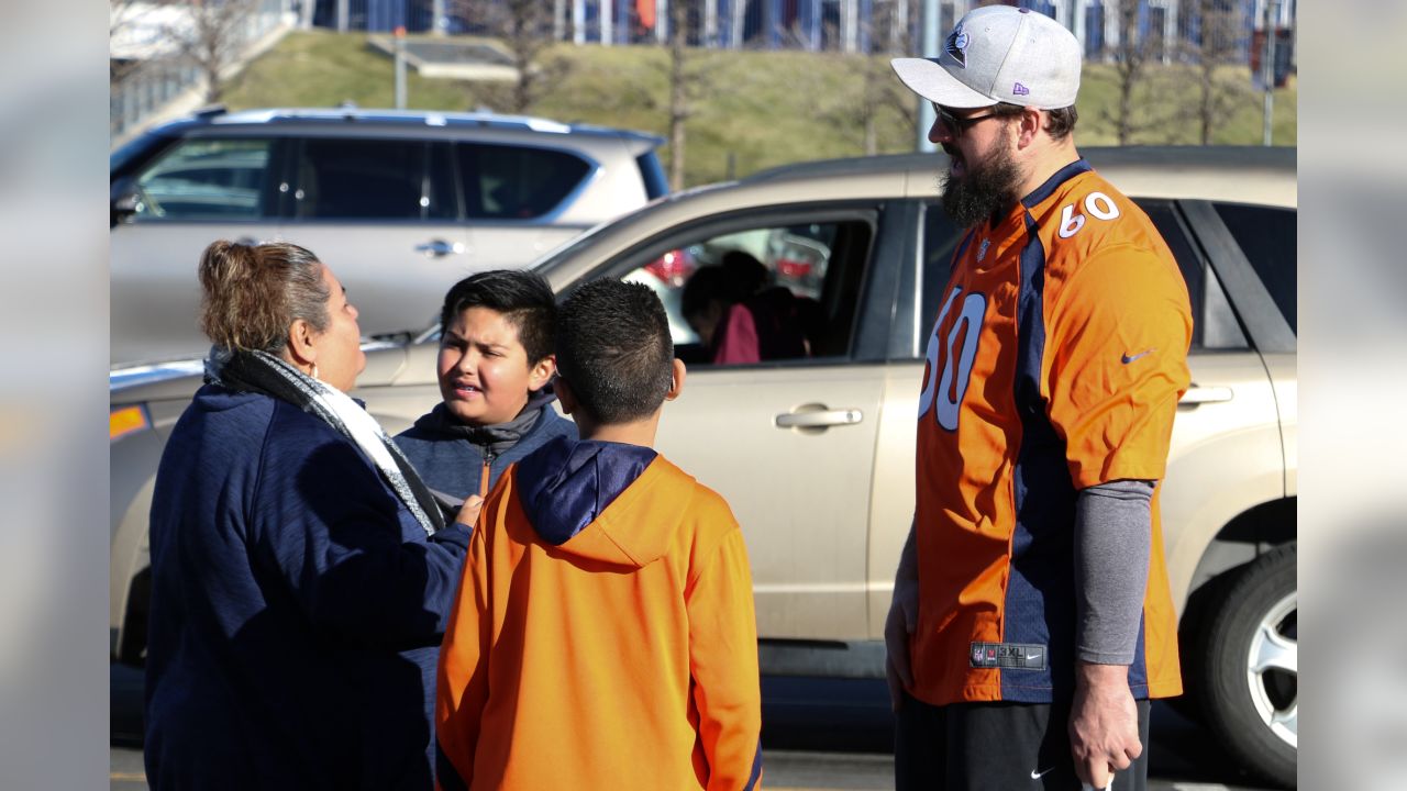 Broncos hand out turkeys ahead of Thanksgiving - Mile High Sports