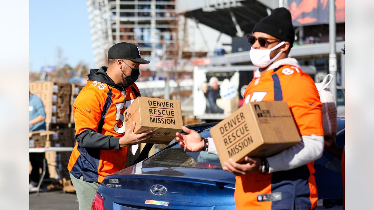 Photos: Broncos players help distribute Thanksgiving meals with Denver  Rescue Mission