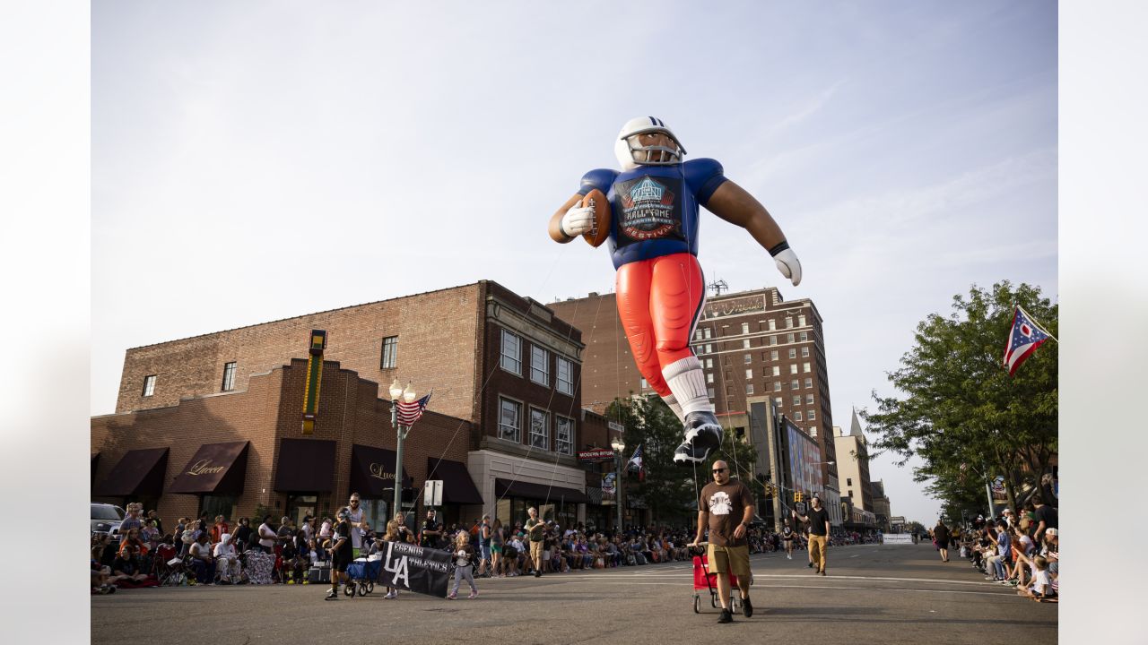 Fans enjoy Hall of Fame grand parade