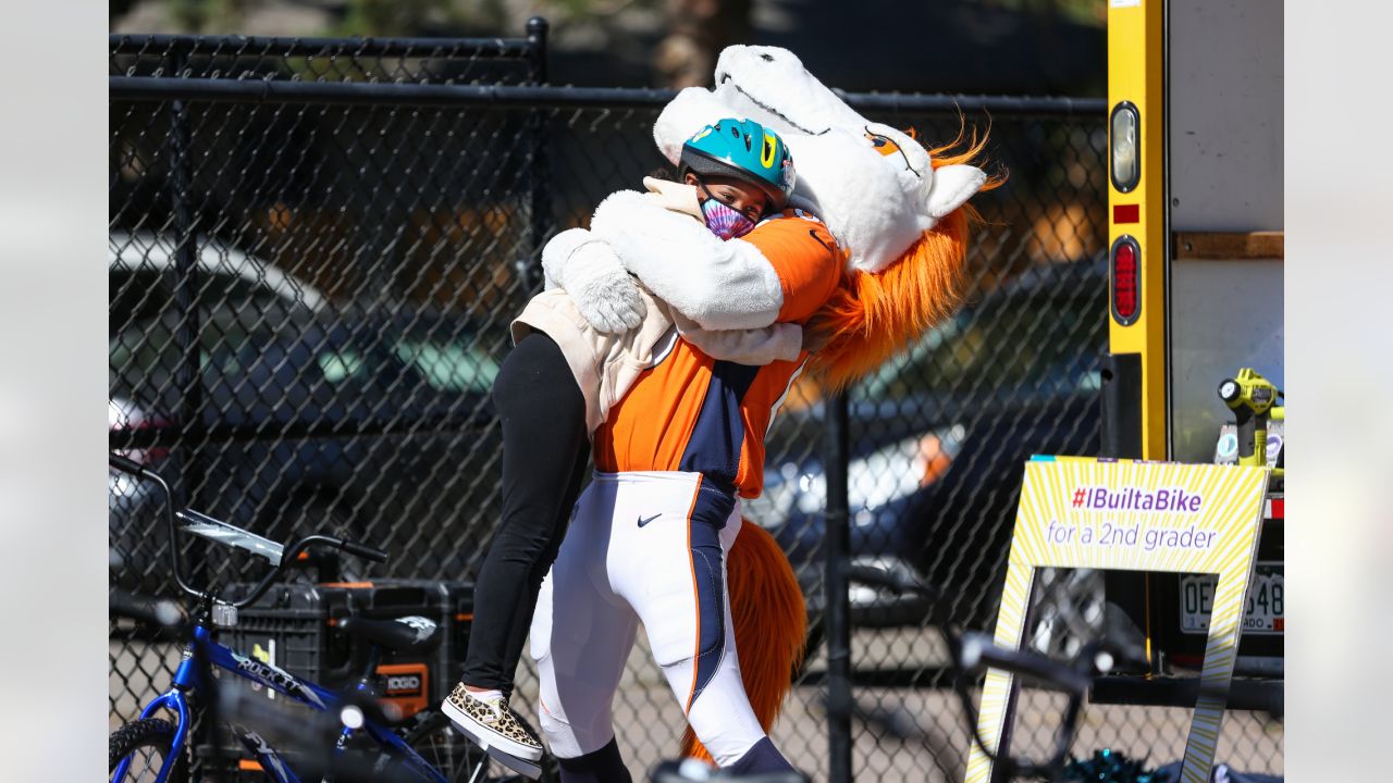 Broncos' Lloyd Cushenberry helps gift 29 bikes to Wyatt Academy fifth  graders