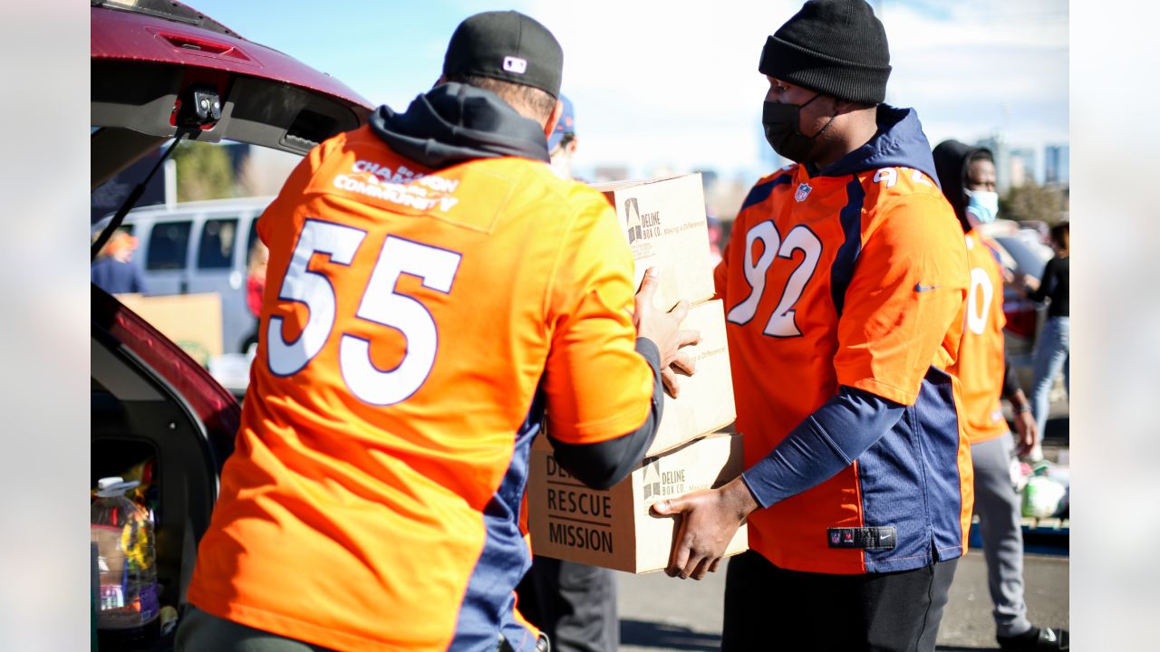 Photos: Broncos players help distribute Thanksgiving meals with Denver  Rescue Mission