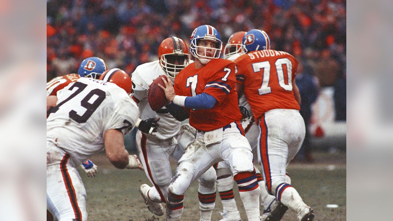 11 Dec 1994: Denver Broncos linebacker Richard Harvey (52) on the