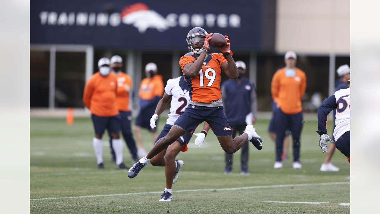 Denver Broncos center Quinn Meinerz (77) takes part in drills at an NFL  football training camp at team headquarters Thursday, July 29, 2021, in  Englewood, Colo. (AP Photo/David Zalubowski Stock Photo - Alamy