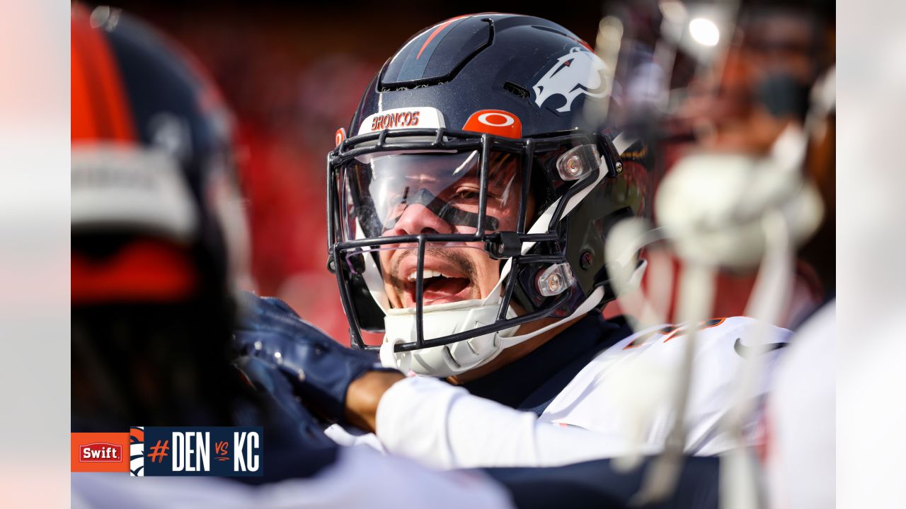 Pregame photos: Broncos arrive and prepare for Week 17 game vs. Chiefs