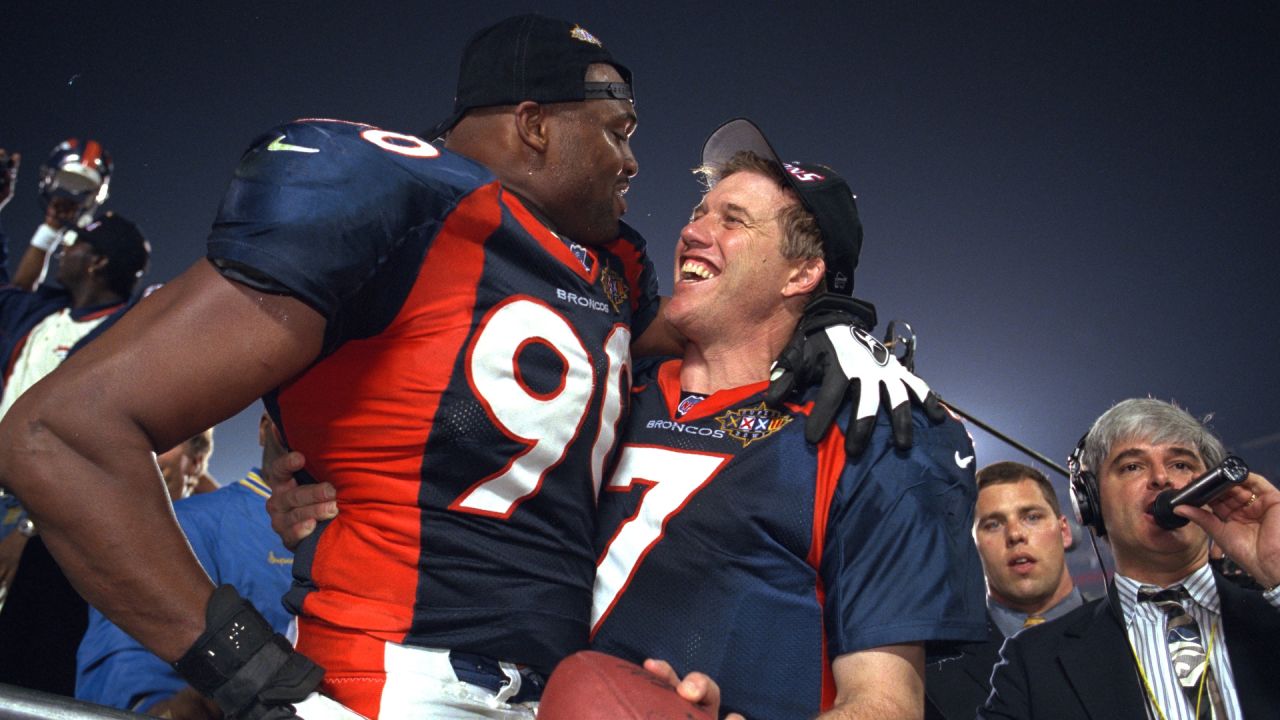 John Elway of the Denver Broncos holds up the Vince Lombardi Trophy after  winning Super Bowl XXXII on 1/25/98 in San Diego, CA Broncos 31, Packers 24  Stock Photo - Alamy