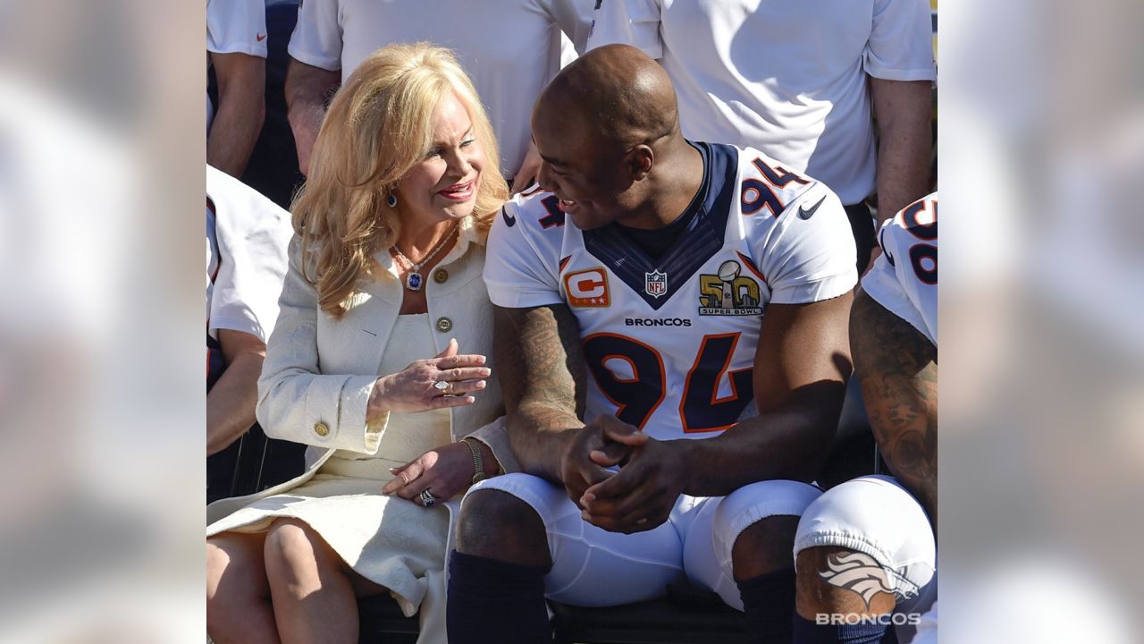 Peyton Manning meets with Demaryius Thomas' mother after Super