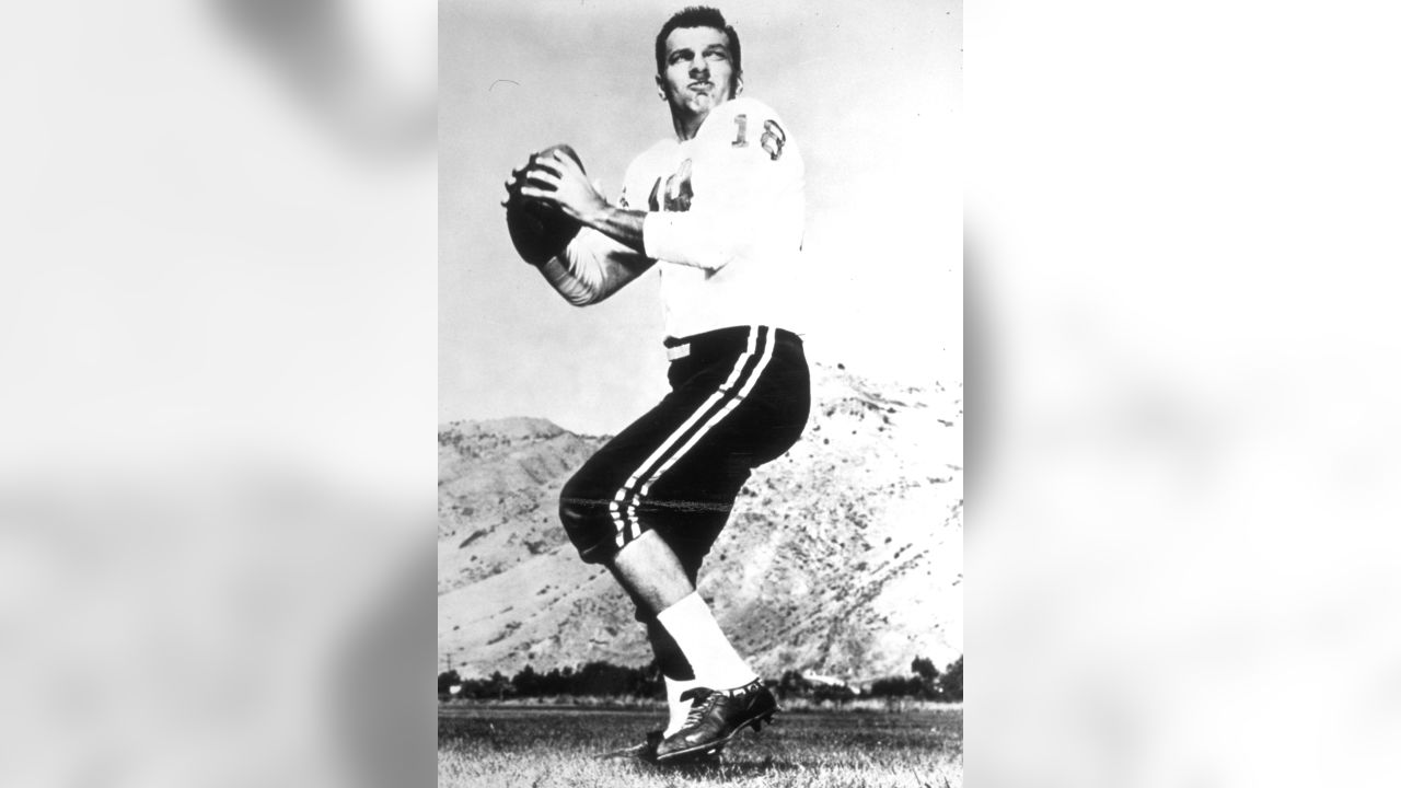 CLINIC; Denver Bronco quarterback Frank Tripucka shows some of the News  Photo - Getty Images