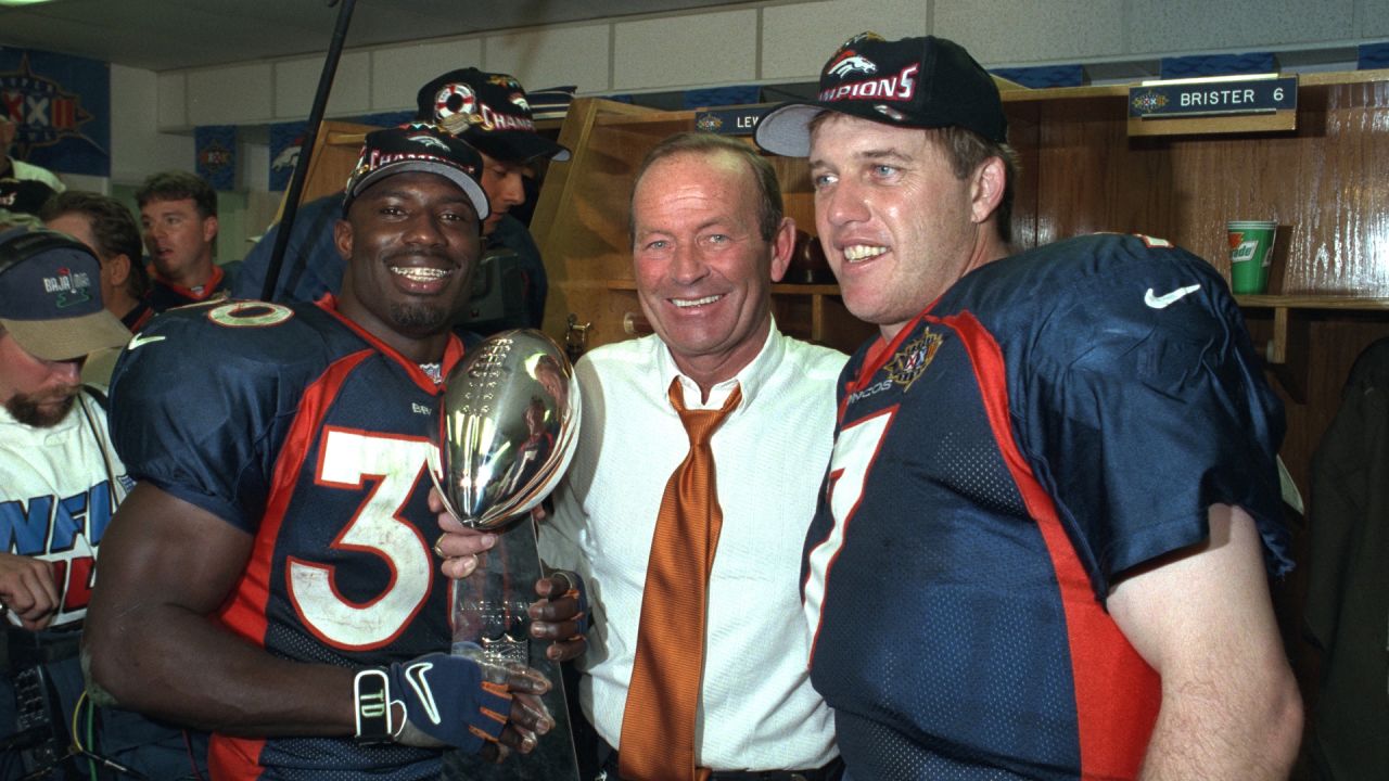 John Elway of the Denver Broncos holds up the Vince Lombardi trophy after  winning Super Bowl XXXII on 1/25/98 in San Diego, CA Broncos 31, Packers 24  Stock Photo - Alamy