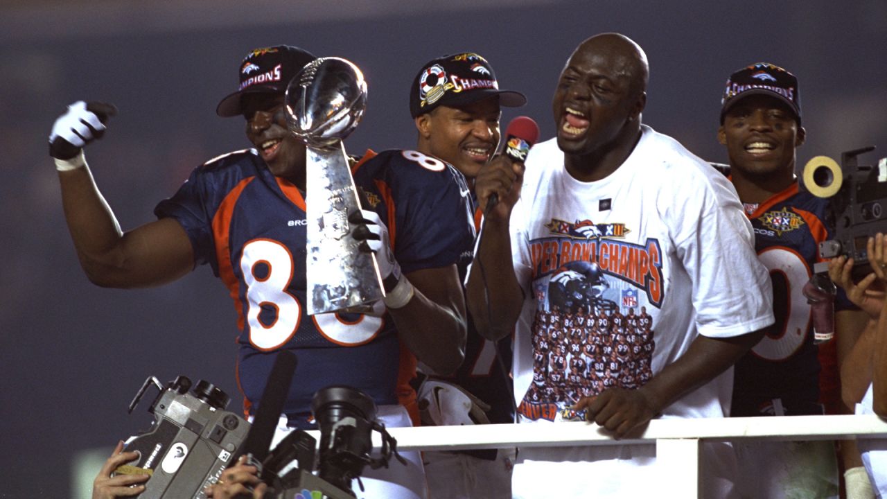 John Elway of the Denver Broncos holds up the Vince Lombardi Trophy after  winning Super Bowl XXXII on 1/25/98 in San Diego, CA Broncos 31, Packers 24  Stock Photo - Alamy