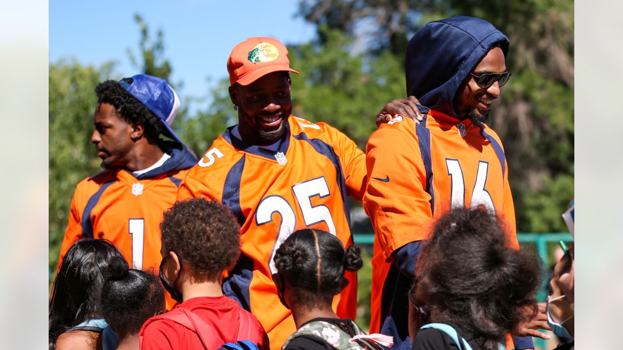 Broncos' Lloyd Cushenberry helps gift 29 bikes to Wyatt Academy fifth  graders