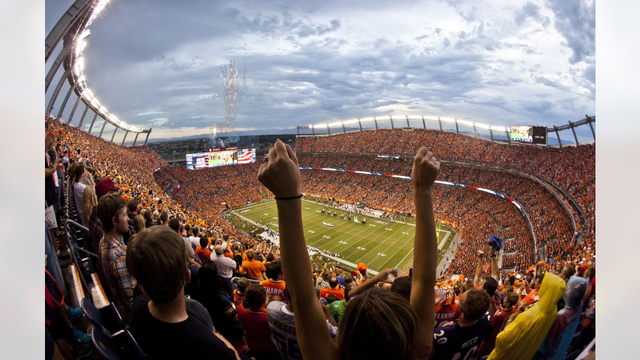 September 15, 2013: Denver Broncos quarterback Peyton Manning (18) signals  a touchdown during a week 2 NFL matchup between the Denver Broncos and the  Stock Photo - Alamy