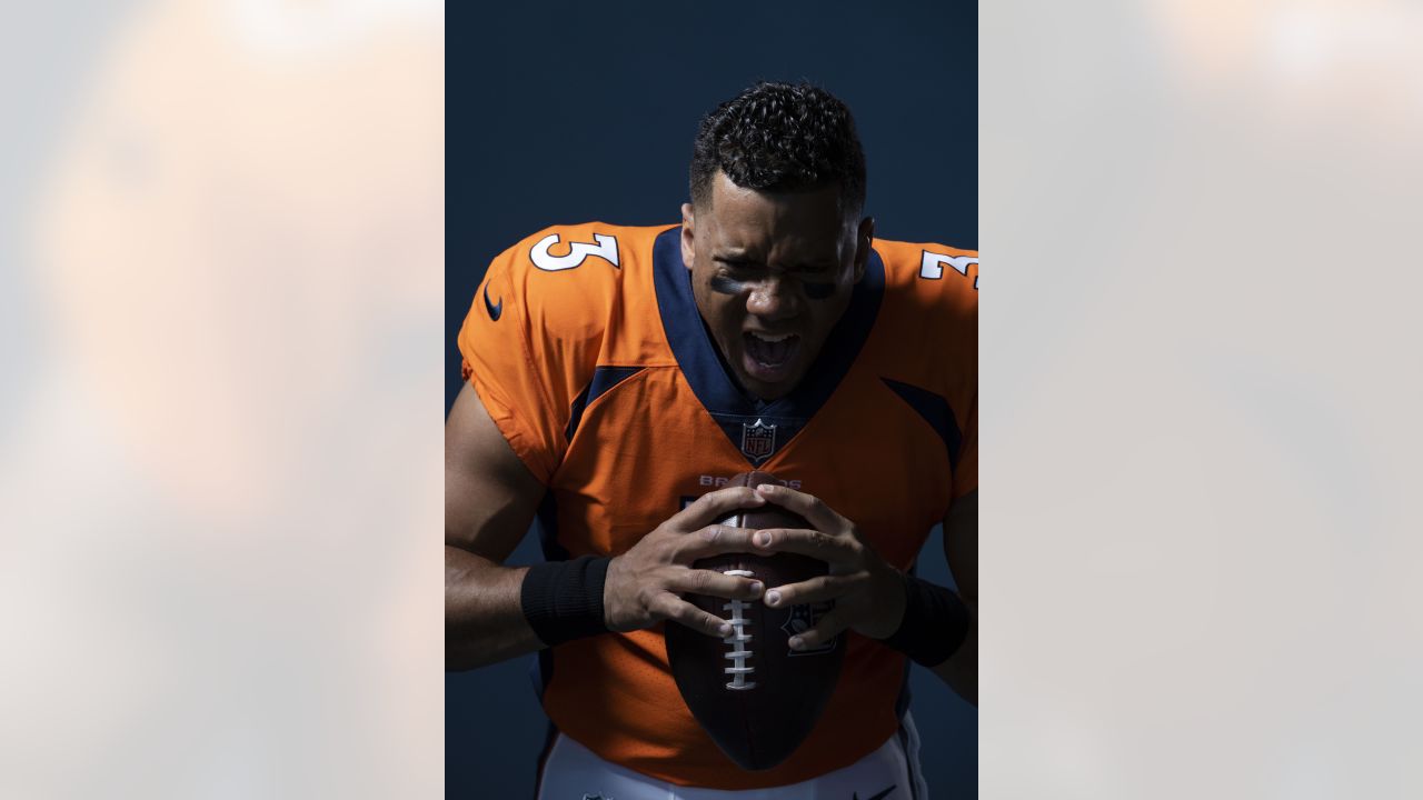 Denver Broncos QB Russell Wilson throws it back and more training camp  arrivals - ABC7 New York