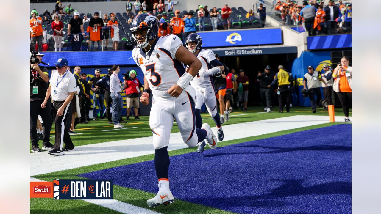 Pregame photos: Broncos arrive and prepare for Week 16 game vs. Rams