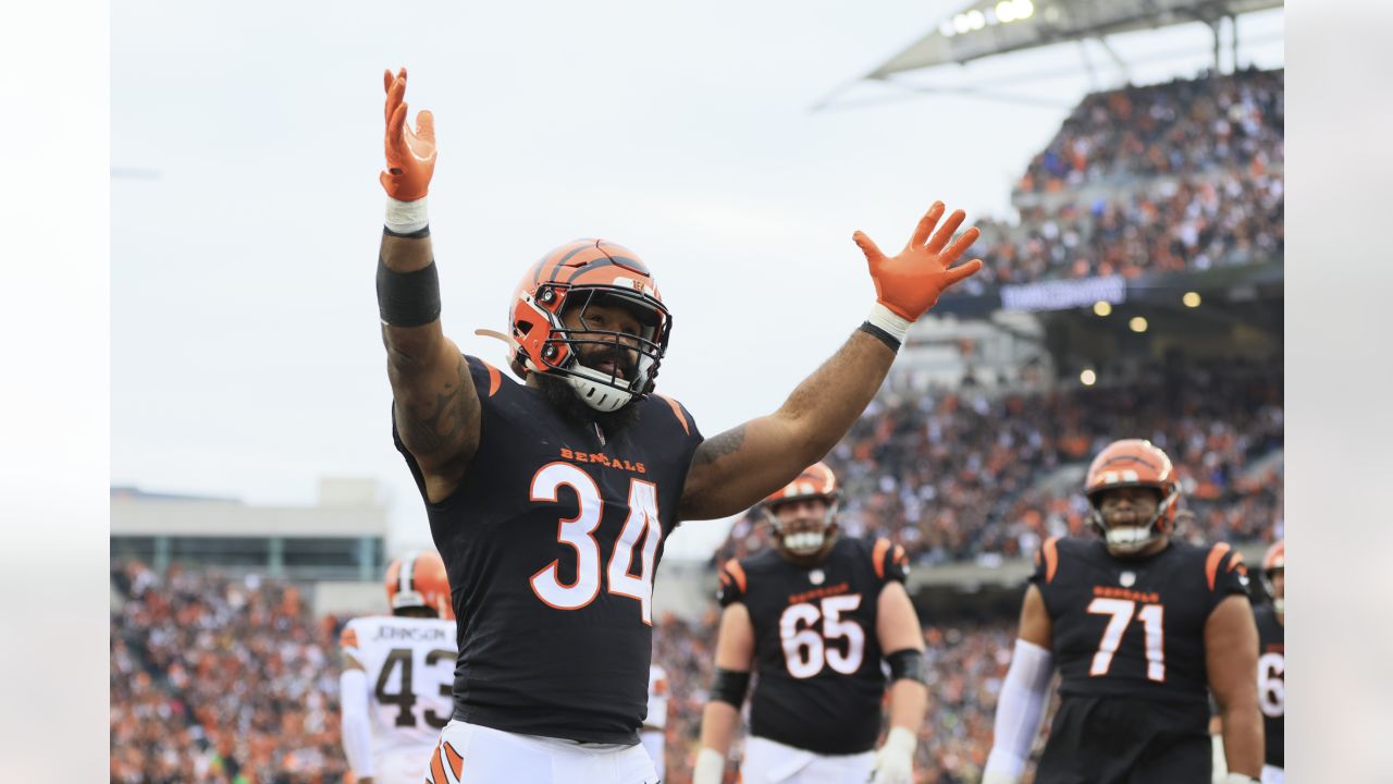 Cincinnati Bengals running back Samaje Perine (34) warms up before taking  on the New York Jets in an NFL football game, Sunday, Oct. 31, 2021, in  East Rutherford, N.J. (AP Photo/Adam Hunger