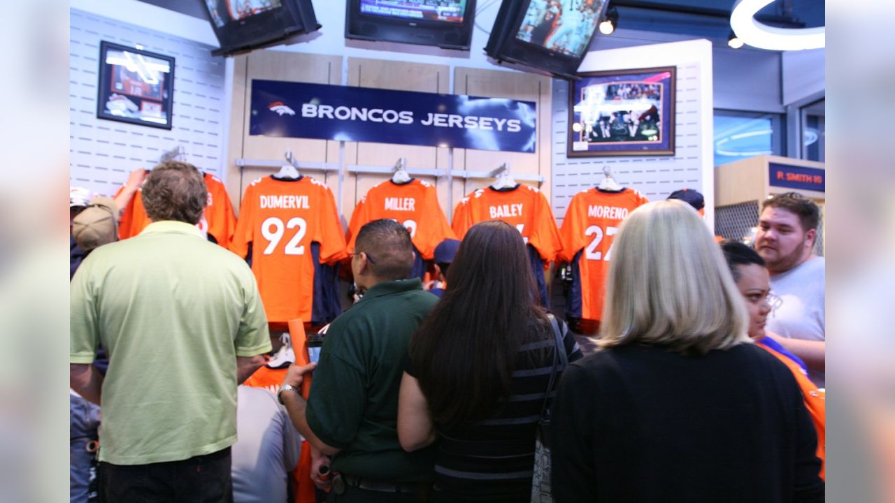 3 women wearing tim tebow denver broncos jerseys by Leah S. Photo stock -  StudioNow