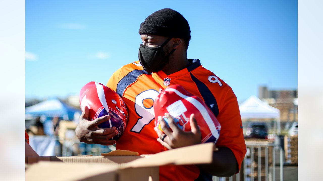 Photos: Broncos players help distribute Thanksgiving meals with Denver  Rescue Mission