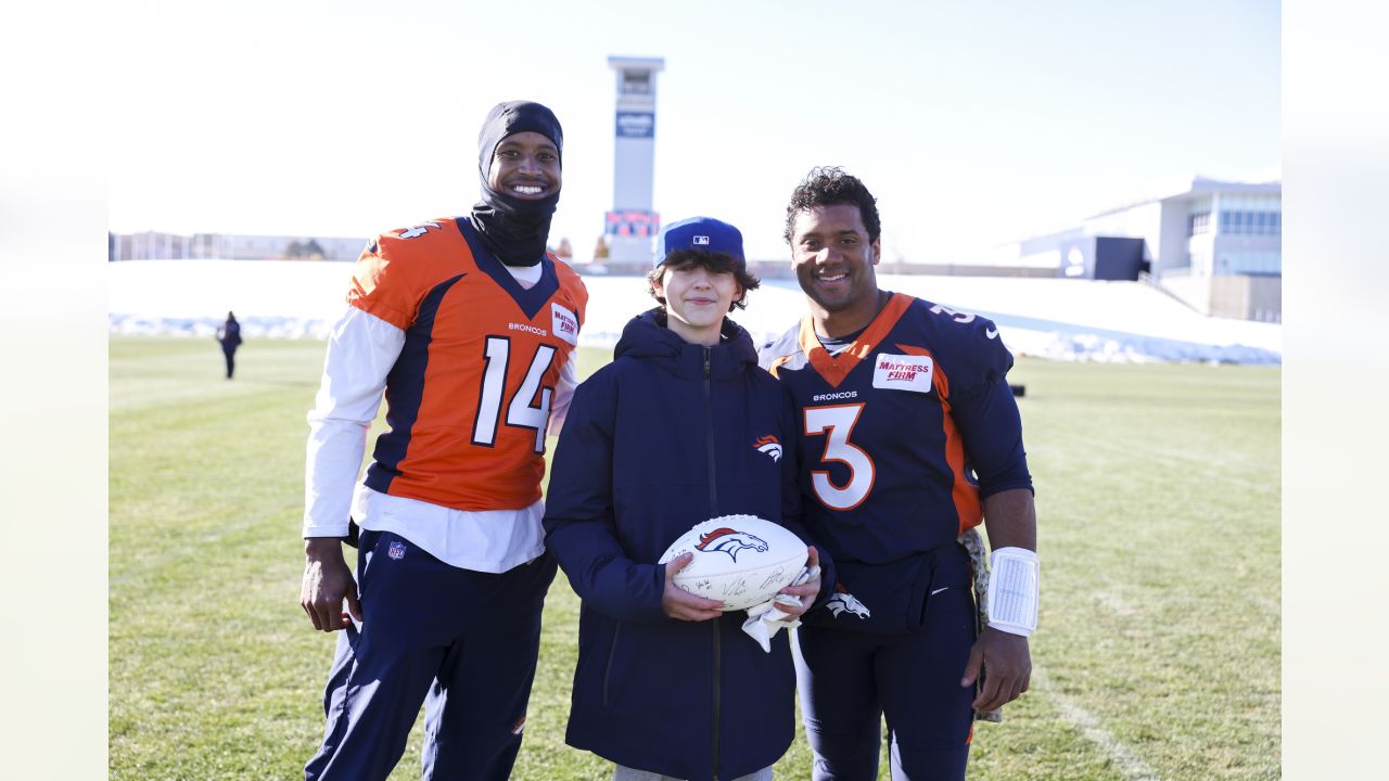 Broncos' Jerry Jeudy greets fans at Denver cell phone store