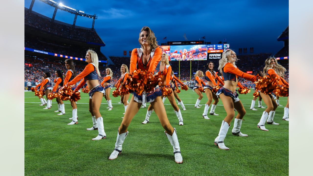 Denver Broncos cheerleaders during an NFL preseason football game, Aug. 27,  2022, in Denver. (AP Photo/David Zalubowski Stock Photo - Alamy