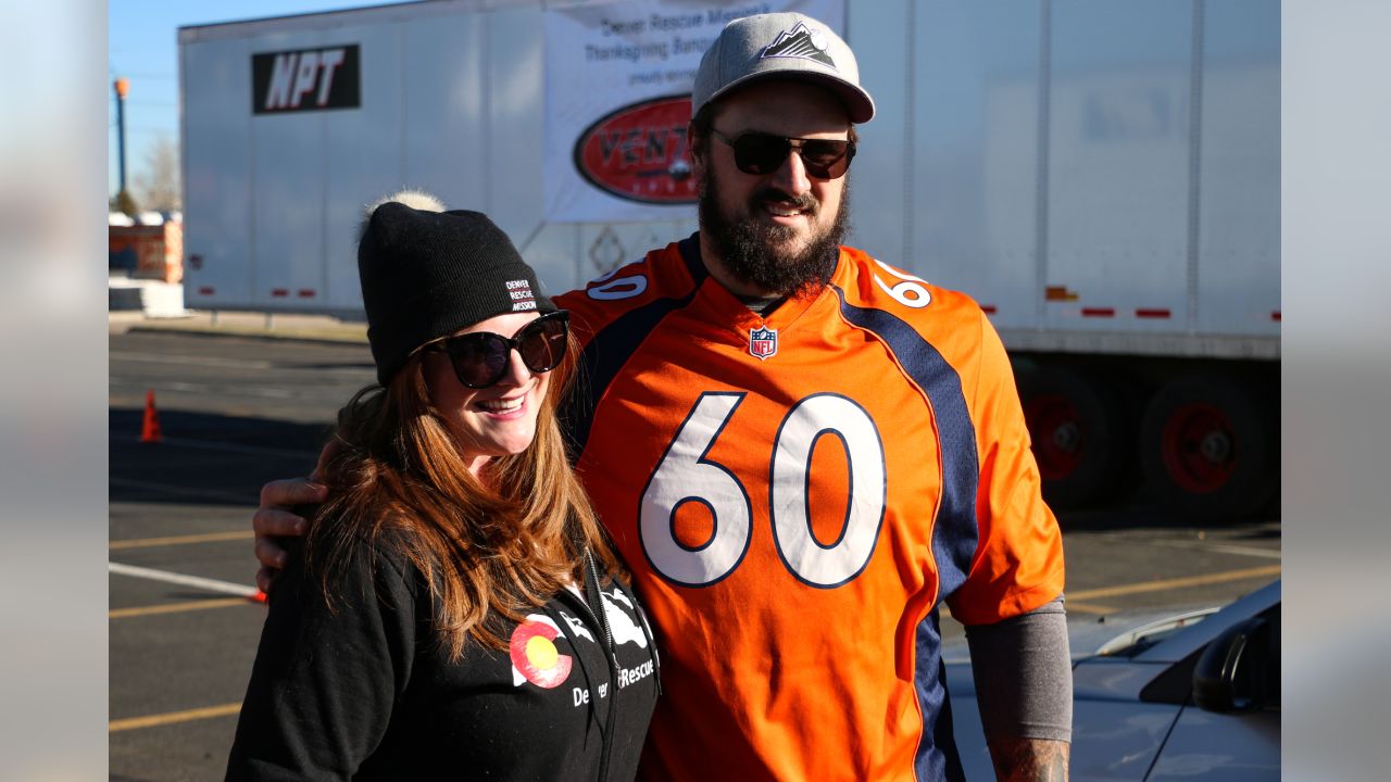 Broncos hand out turkeys ahead of Thanksgiving - Mile High Sports