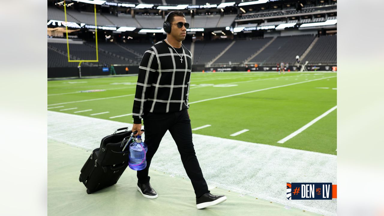 Pregame photos: Broncos arrive and prepare for Week 4 game vs. Raiders