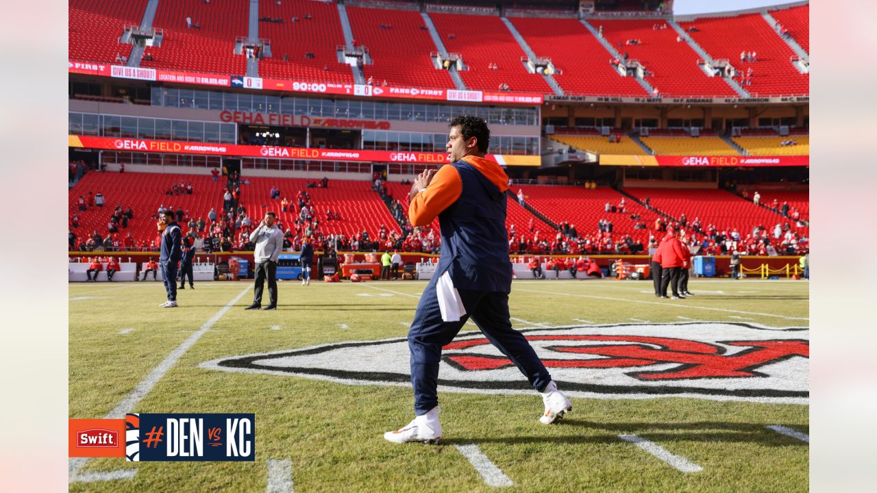 Pregame photos: Broncos arrive and prepare for Week 17 game vs. Chiefs