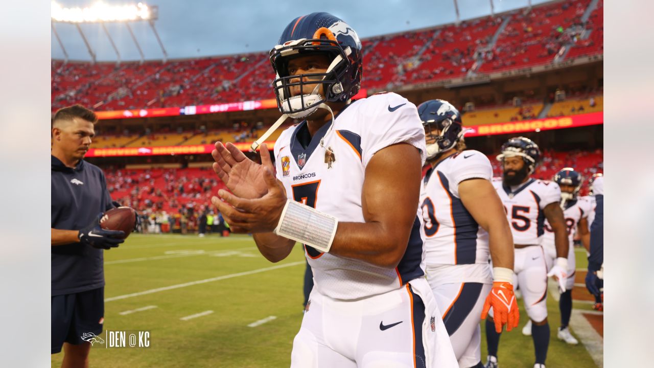 Pregame photos: Broncos arrive and prepare for Week 17 game vs. Chiefs