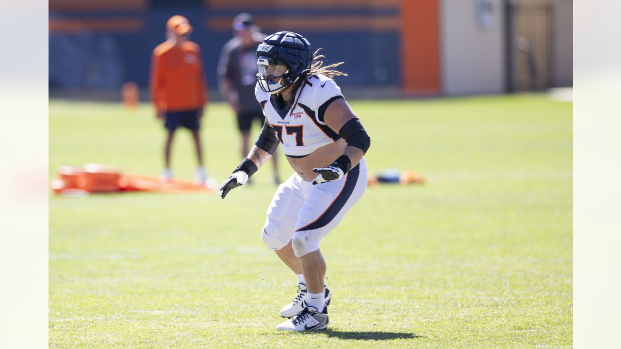 Denver Broncos guard Ben Powers warms up during an NFL football organized  training activity session Thursday, June 1, 2023, in Centennial, Colo. (AP  Photo/David Zalubowski Stock Photo - Alamy