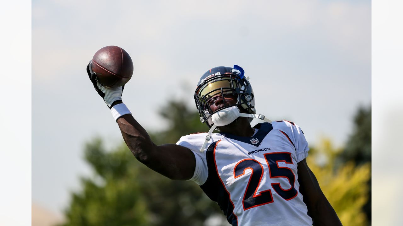 Denver Broncos rookie tight end Albert Okwuegbunam tears ACL, per