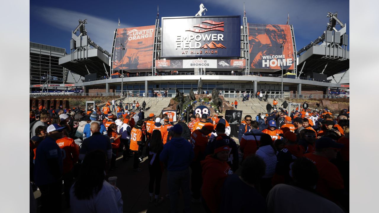 Broncos Honoring Demaryius Thomas w/ Helmet Decals, Tributes