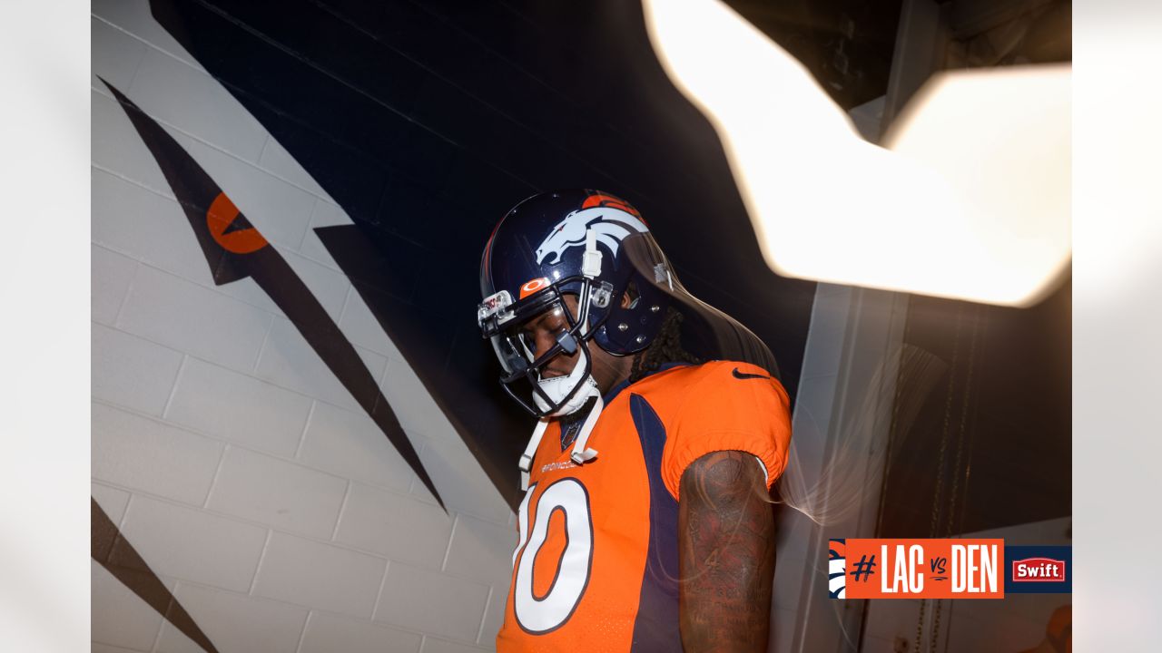 Photo: Broncos Russell Wilson Warms Up Prior to Game Against the Chargers -  LAP2022101702 