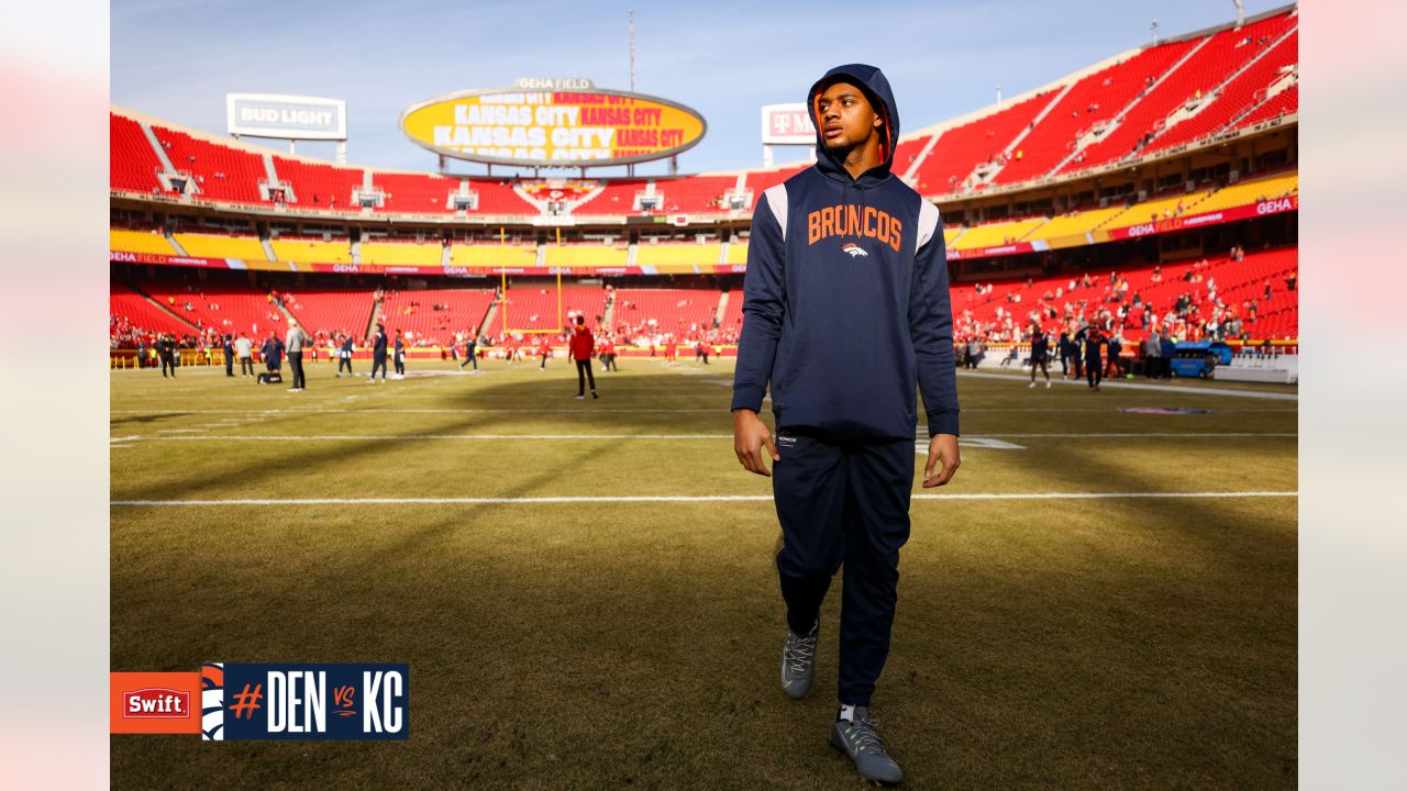 Pregame photos: Broncos arrive and prepare for Week 17 game vs. Chiefs